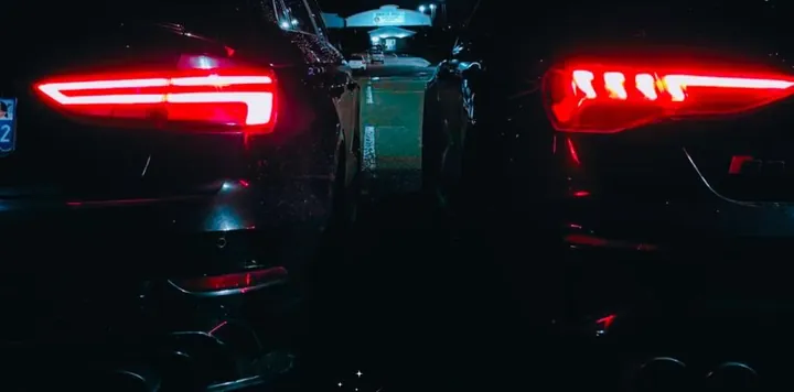 Audi S3 de nuit, feux arrière allumés, après la pose d'un ciel étoilé
