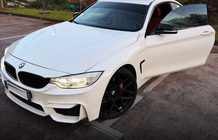 BMW Série 4 blanche équipée de LED d'ambiance et d'un ciel étoilé