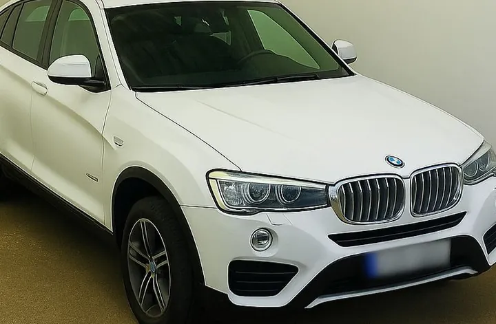 BMW X4 blanc avant l'installation d'un écran CarPlay