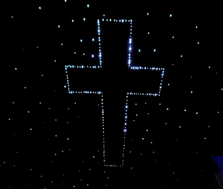 Ciel étoilé avec une croix dessinée en étoiles