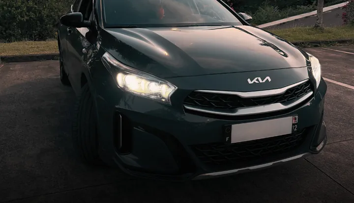 Kia Ceed noire équipée de LED d'ambiance