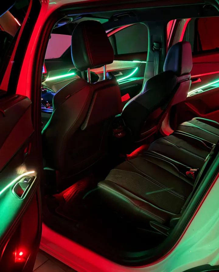 Habitacle éclairé en LED d'ambiance rouge et verte, portière ouverte