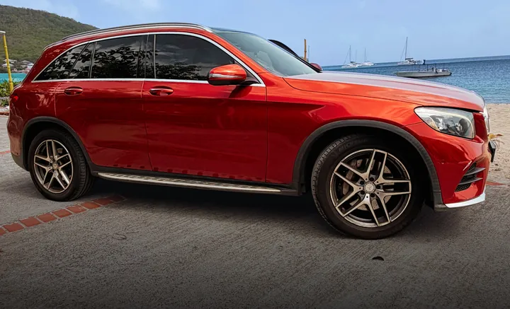 Mercedes GLC rouge équipée d'un écran CarPlay