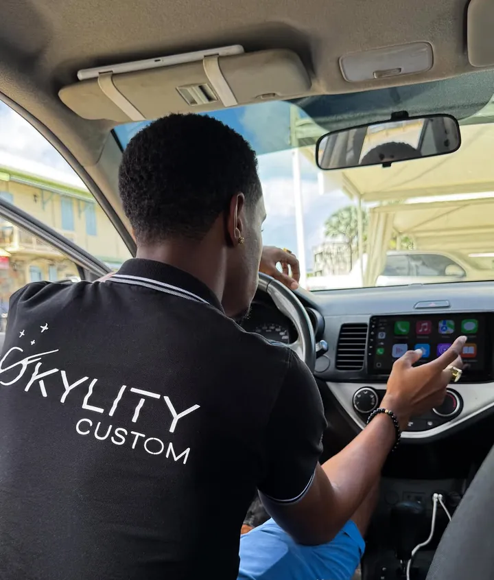 Technicien Skylity Custom en train de régler un écran CarPlay posé