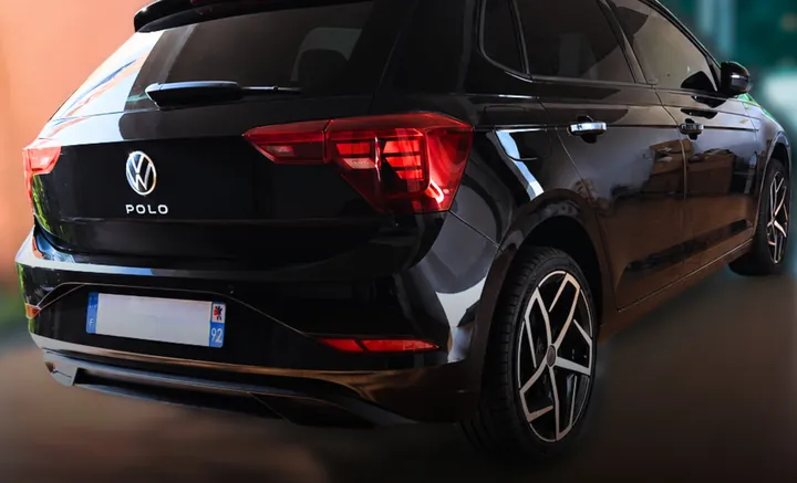 Volkswagen Polo 2023 noire équipée de LED d'ambiance